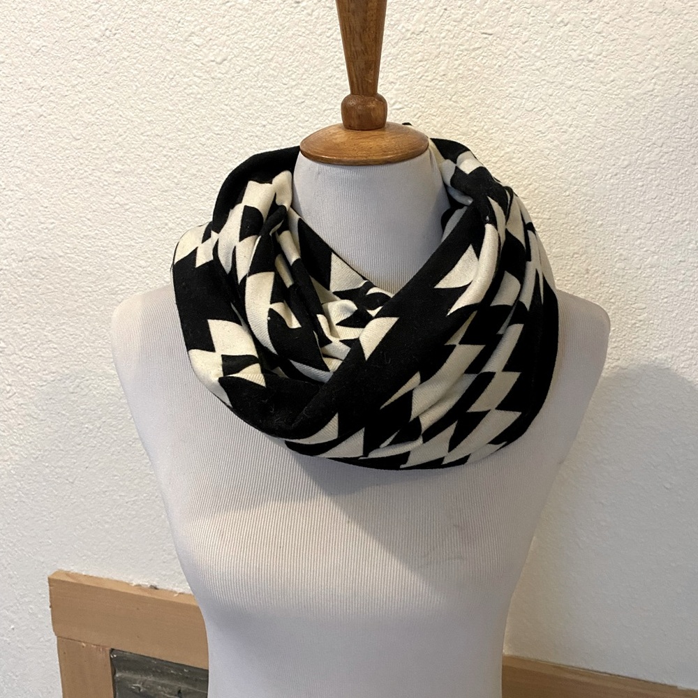 Unbranded geometric infinity scarf